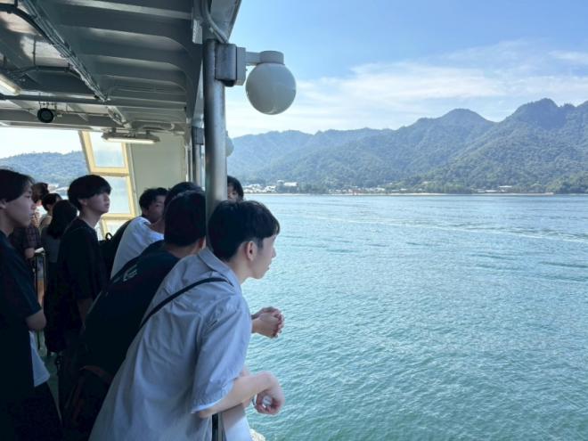 フェリーで宮島へ！