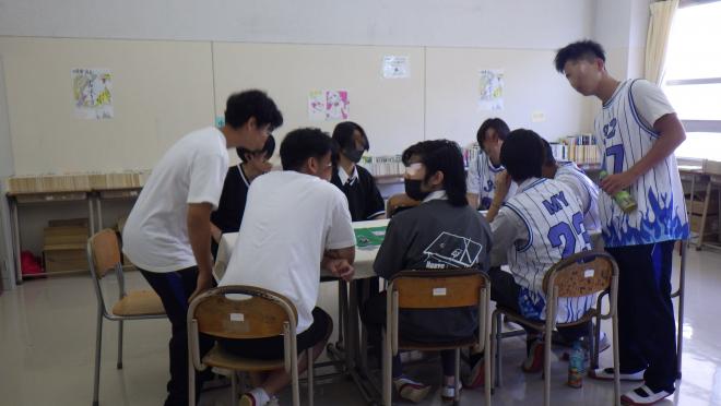 カードゲームで盛り上がっている生徒たち
