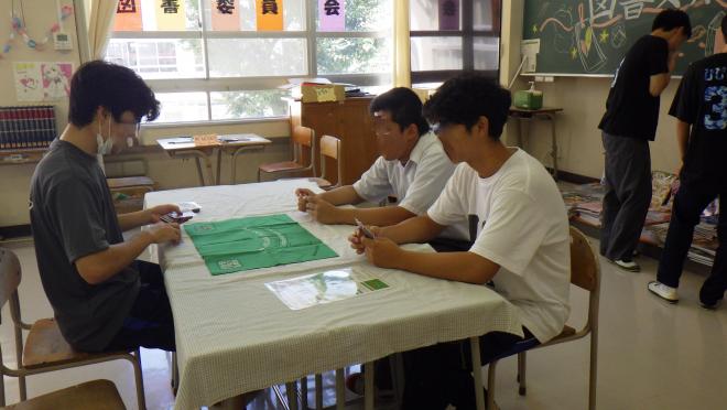 ディーラーの生徒と向かい合う生徒たち