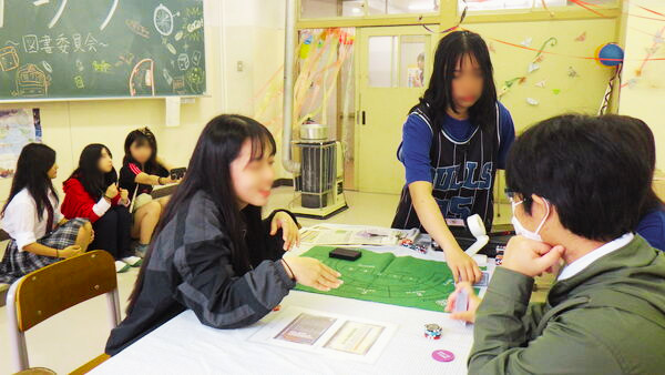 ディーラーになった図書委員とポーカーをする参加者