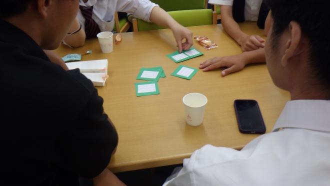 お話作成ゲームの発表の様子