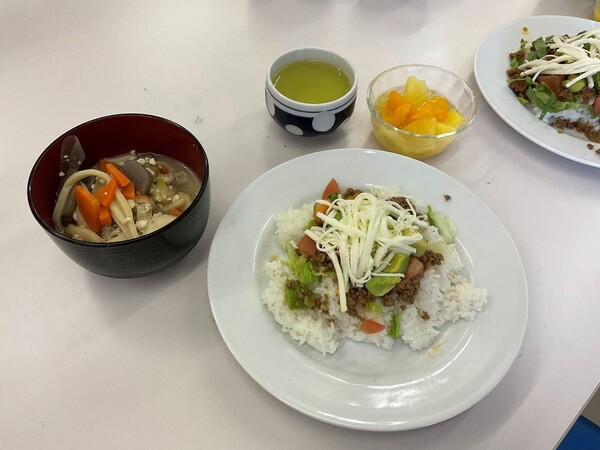 色鮮やかなけんちん汁とタコライスが完成