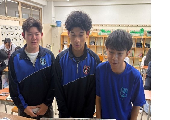 カメラの前に並ぶ生徒