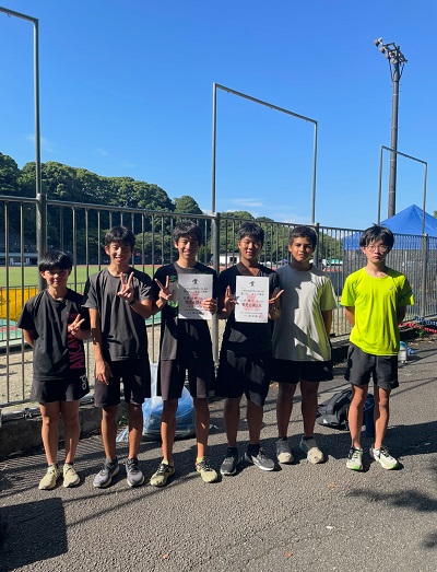 大会で記念撮影する陸上競技部のメンバー