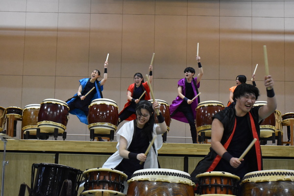 笑顔で体を揺らしながら演奏する部員たち