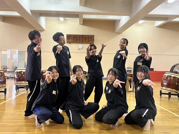 記念撮影する部員たち