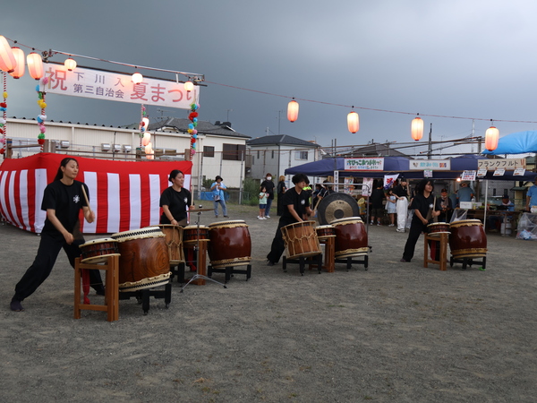 夏祭りで演奏を披露する和太鼓部員たち