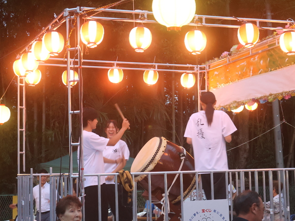 盆踊りで笑顔で太鼓をたたく部員