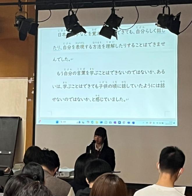 母語についてスピーチする生徒