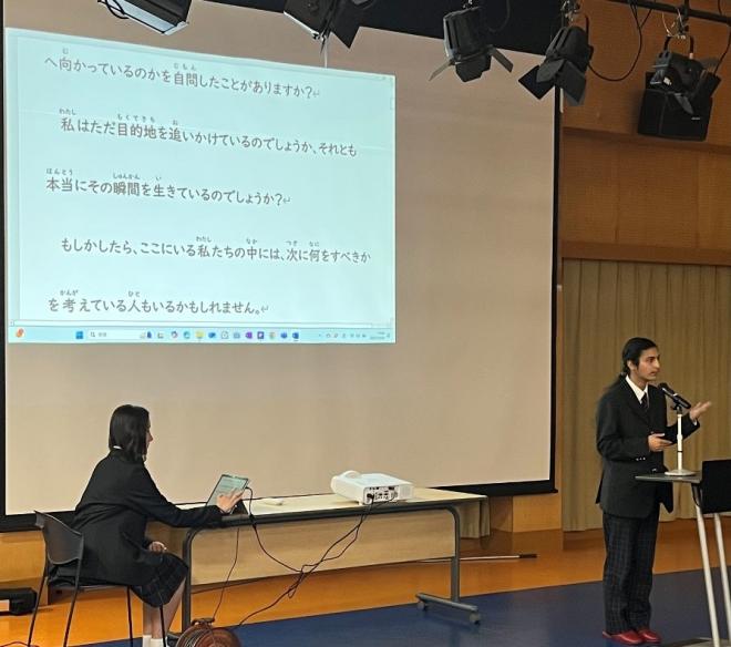 問いかけを混ぜながらスピーチする生徒