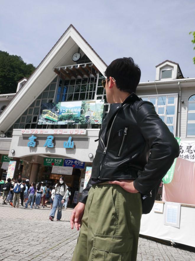 ケーブルカー駅の前でポーズ