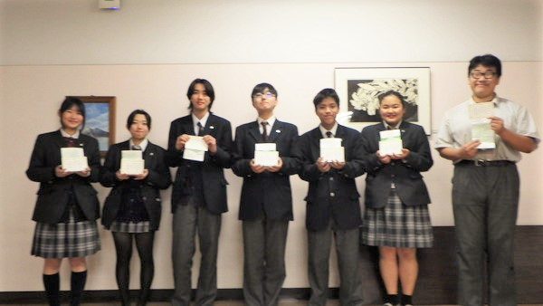 賞状を手に記念撮影する生徒たち