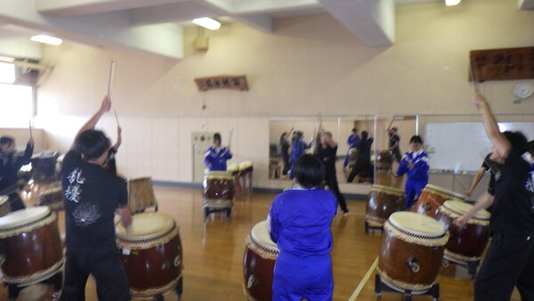 輪になって練習する生徒たち