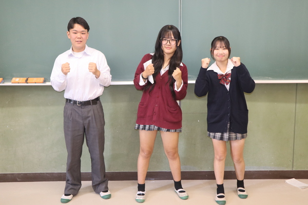 ガッツポーズを決める団長たち
