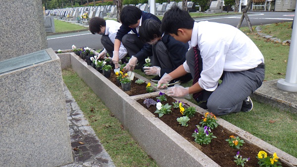花壇に花を植えている生徒たち