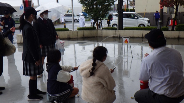 消火器の使い方を教える生徒たち