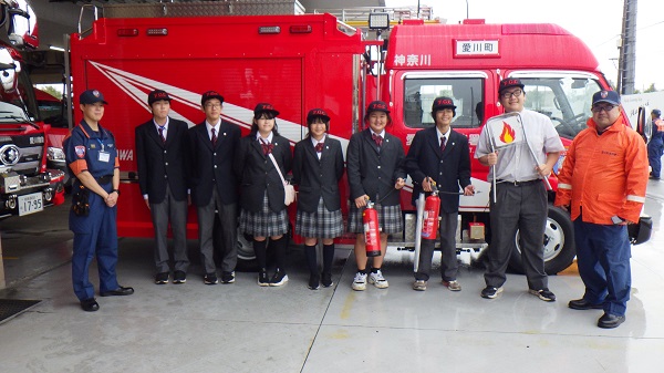消防車の前で笑顔の集合写真