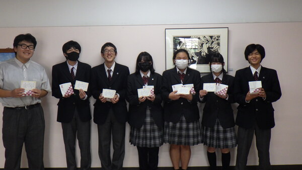 受賞生徒が並んで記念写真