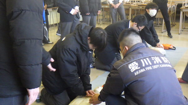 AEDの使用を模擬練習する生徒たち