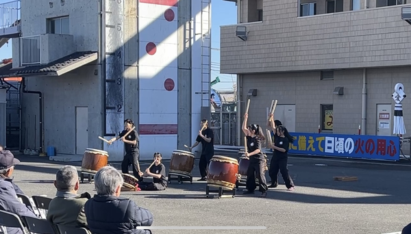出初式で観客の前で演奏する様子
