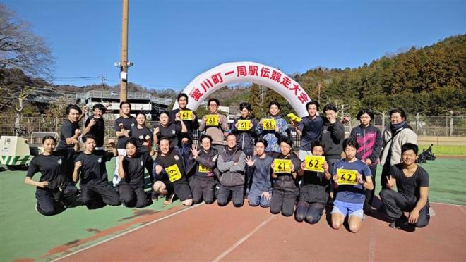 駅伝参加者と和太鼓部で記念写真