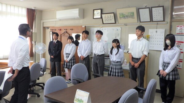 校長室で整列する新生徒会役員たち