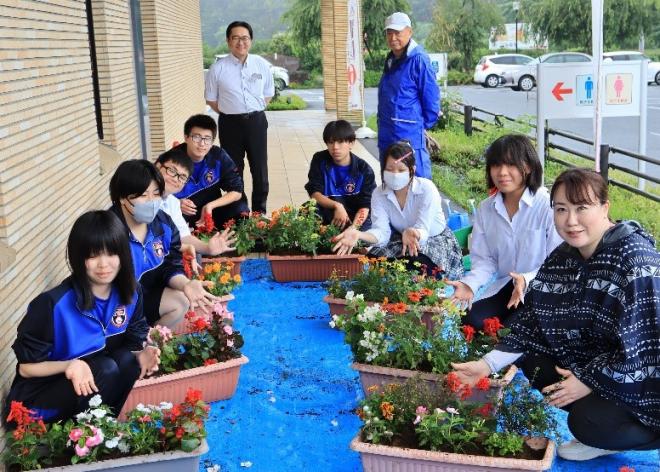 花を植えたプランターの前で記念撮影