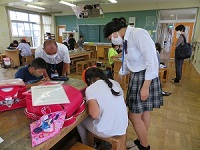 6月愛川の小学校で本校生徒も講師として活躍