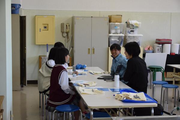 笑顔で説明を受ける様子