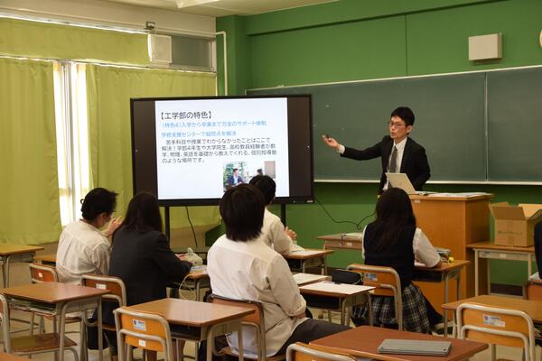 スライドを見ながら大学の説明を受ける様子