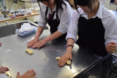 パンの成型を体験する生徒たち