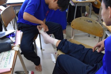 テーピング講座で体験する様子