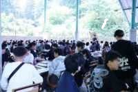 1年生が遠足でこどもの国でバーベキューをしている写真