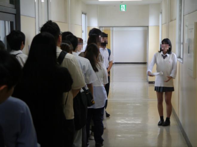 生徒会による校舎案内の様子