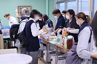ランチの配膳を受ける様子