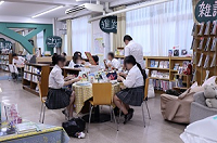 図書館でランチを楽しむ様子