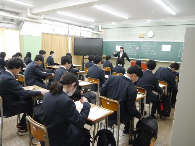 入学式からホームルームへ戻ってきた様子