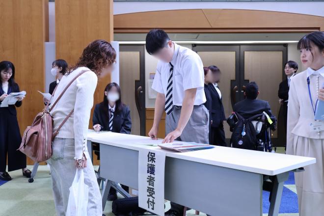 生徒による保護者受付