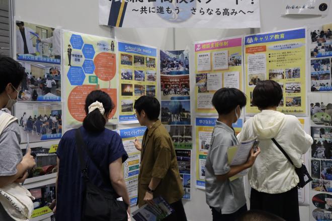 ブースに訪れた方々へ説明をする様子。