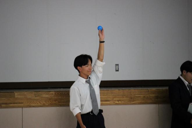 青