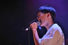 生徒が熱唱しているドアップの写真