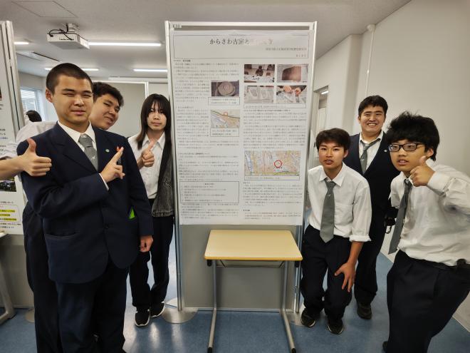 発表したポスターと生徒