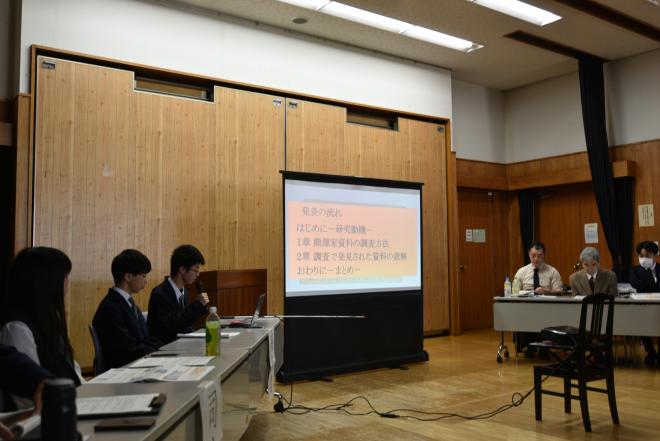 成果報告会で発表する生徒1