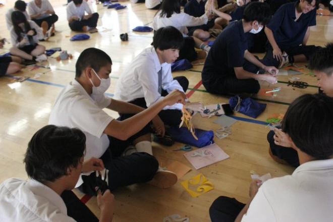 修学旅行事前学習切り絵体験1