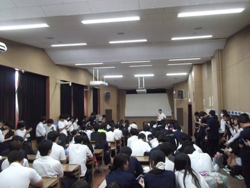 部活動応援のために集まった生徒