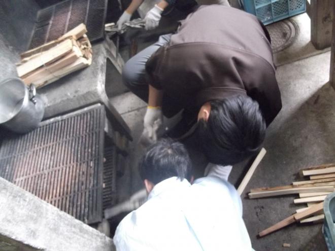 キャンプ場で火起こしをしている写真