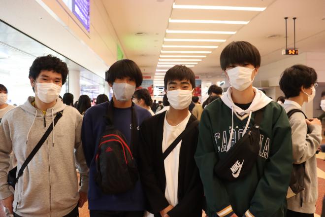 羽田空港での男子生徒4人の姿