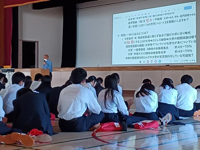 メモを取る生徒