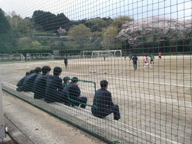 サッカー部を見学する生徒