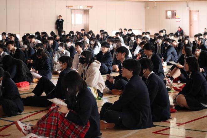 熱心に聞く生徒